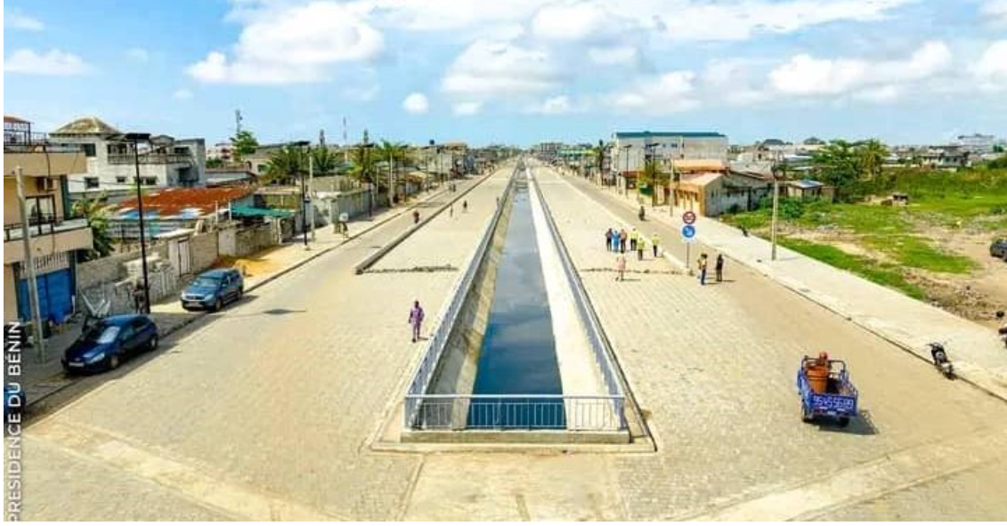 Béninois circulant sur une route asphaltée fraîchement rénovée