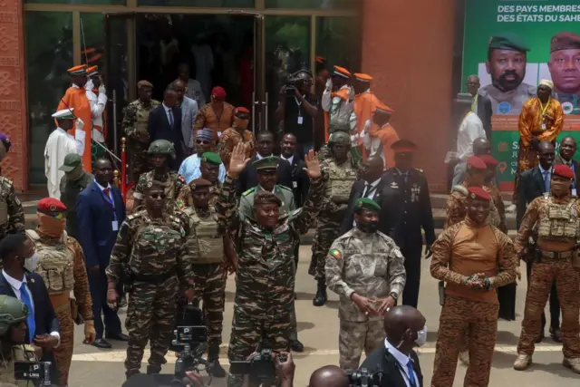 De gauche à droite : le général Abdourahamane Tiani (chef de l'État du Niger), le colonel Assimi Goïta (Mali) et le capitaine Ibrahim Traoré (Burkina Faso) lors du sommet de la Confédération des États du Sahel à Niamey, le 6 juillet 2024.