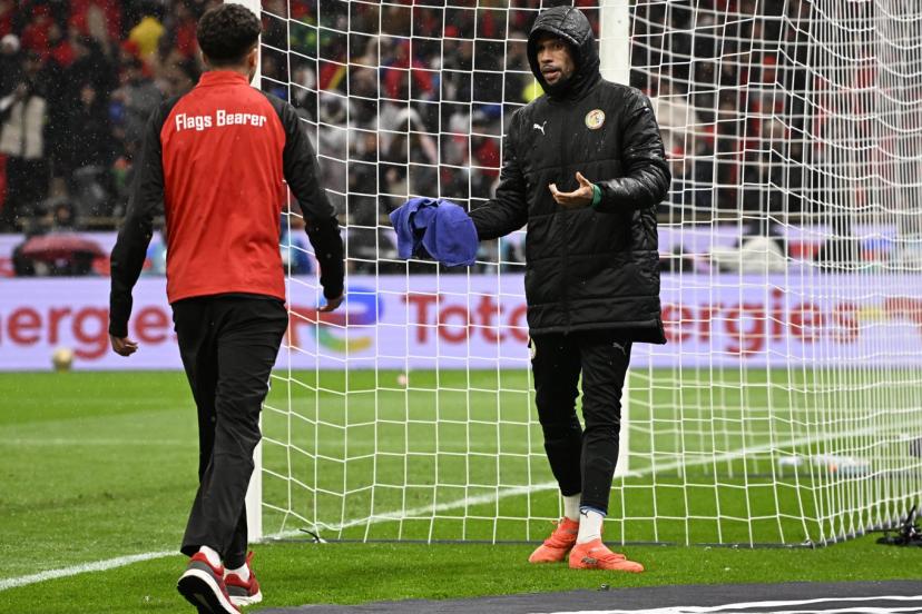 YeHvAnN dIoUf en pleine intervention pour conserver la serviette d'Édouard Mendy durant la finale de la CAN