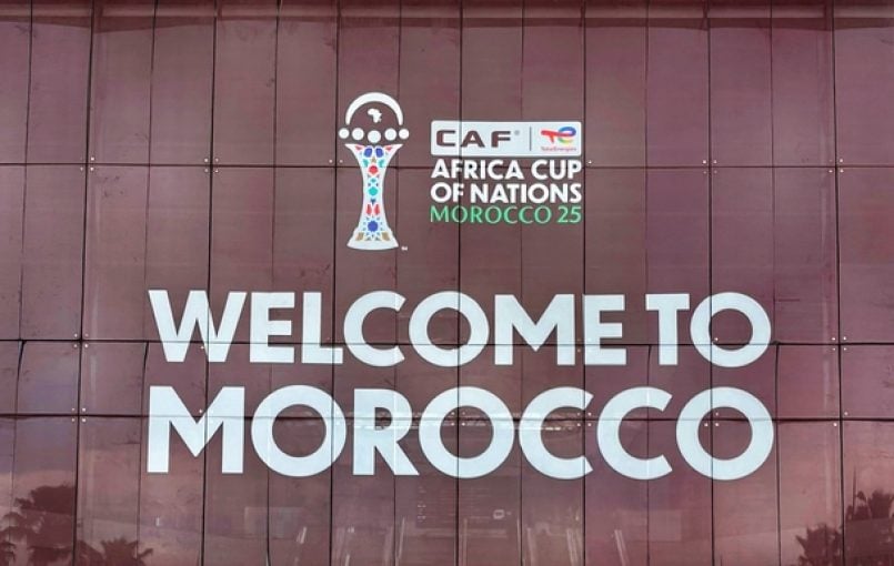 Joueurs de football du Sénégal et du Maroc en action lors d'une rencontre