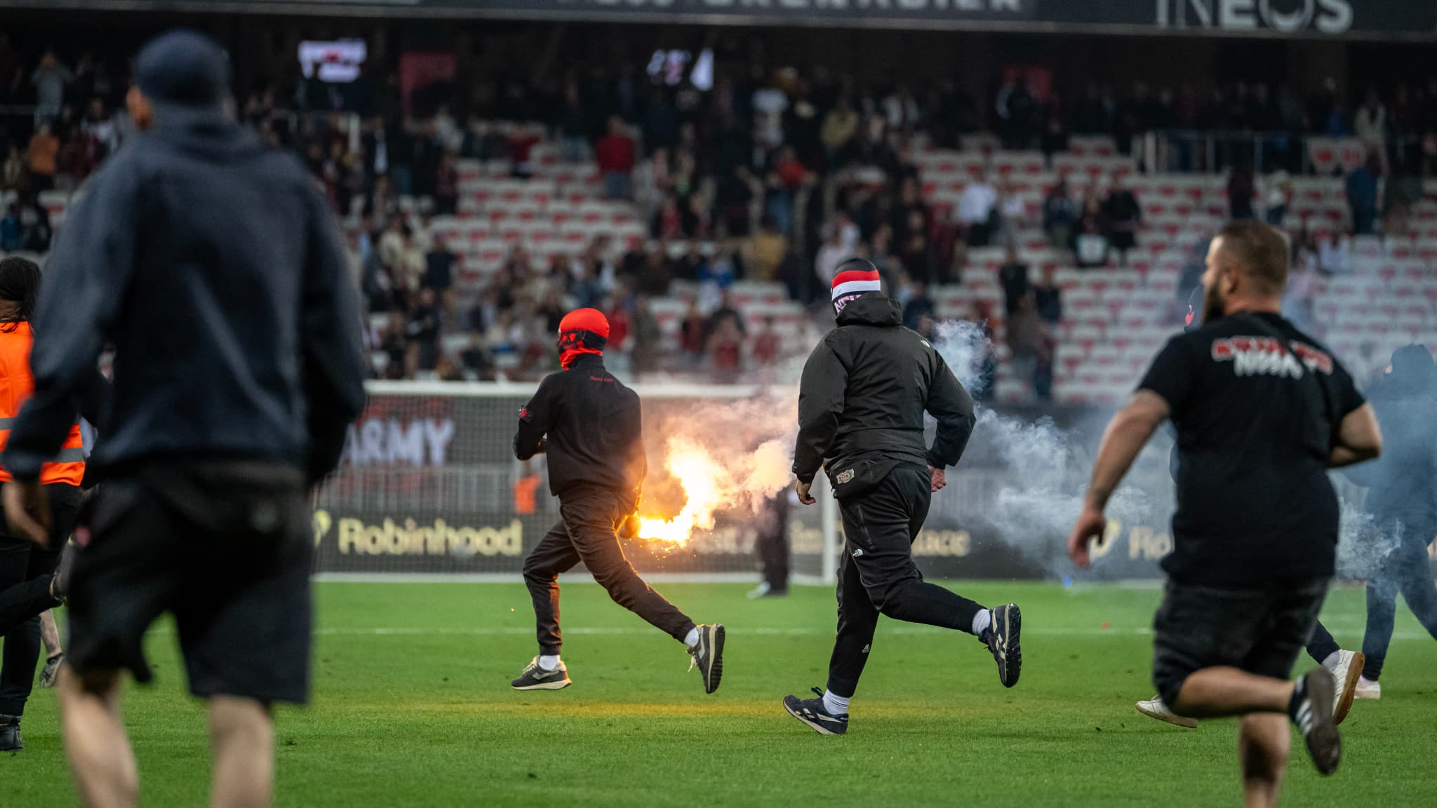 Ligue 1 : nice privé de public pour son barrage face à saint-Étienne après les incidents à metz