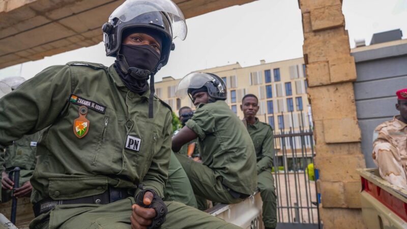 Nuit de tensions à Niamey : tirs et explosions signalés près de l&rsquo;aéroport