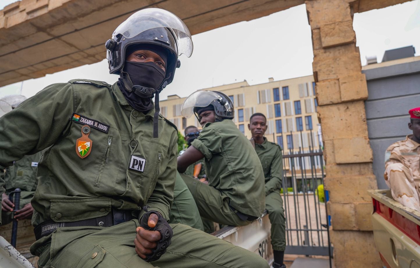 Nuit de tensions à Niamey : tirs et explosions signalés près de l&rsquo;aéroport