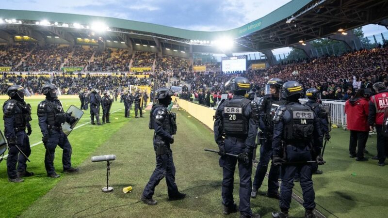 Violences à Nantes : la ministre des sports réagit après l&rsquo;envahissement du terrain