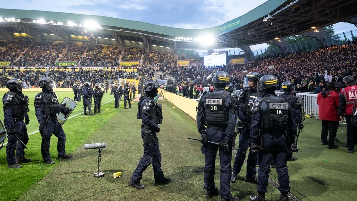 Violences à Nantes : la ministre des sports réagit après l&rsquo;envahissement du terrain