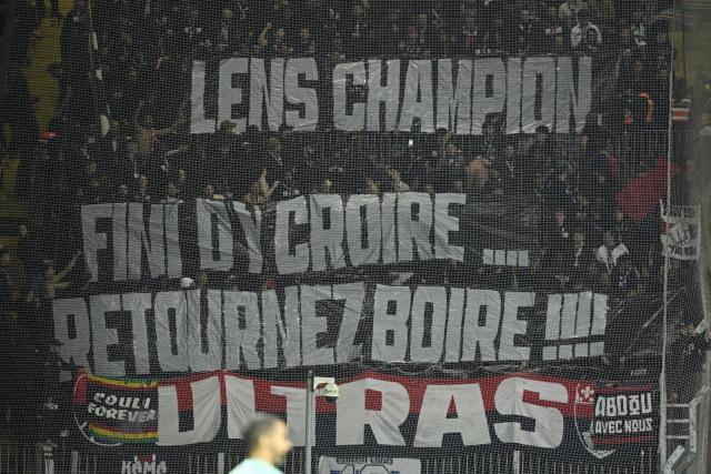 Bataille de banderoles entre supporters du psg et lensois
