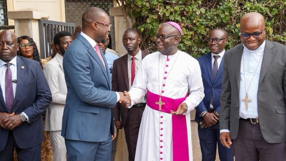 Ousmane Sonko rencontre Monseigneur André Guéye avant le pèlerinage de Popenguine