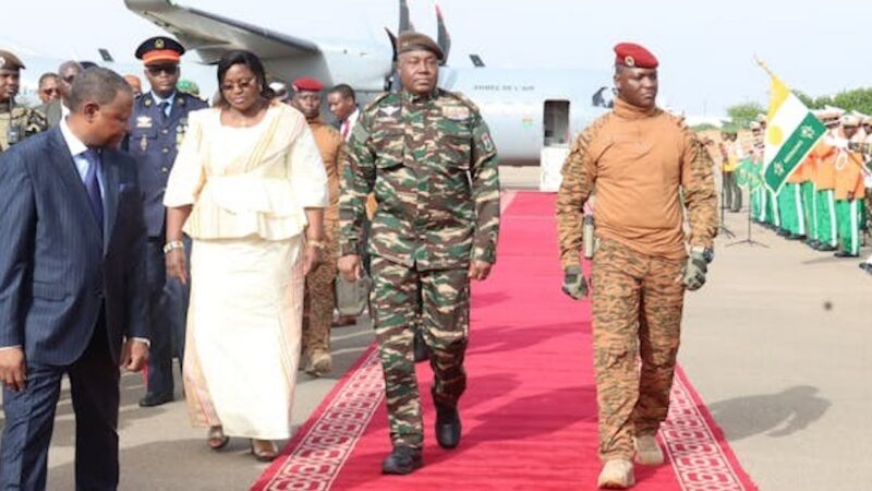 Dissolution des partis politiques au Burkina Faso : pourquoi les militaires se séparent de leurs alliés civils