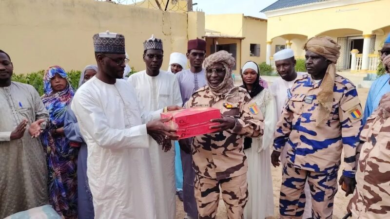 Jeunes du Lac Tchad soutiennent les soldats contre Boko Haram avec des vivres