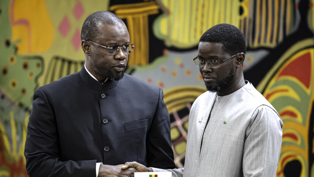 Sénégal : Diomaye Faye lance des consultations, Sonko s’exprime devant les députés