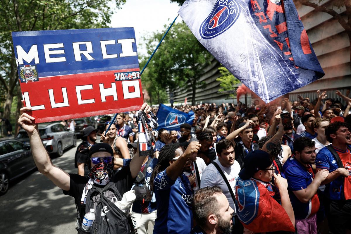L&rsquo;ambiance électrique du parc des princes avant la finale psg arsenal
