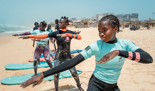 Surf et scolarité : une association redonne espoir aux jeunes filles de Dakar