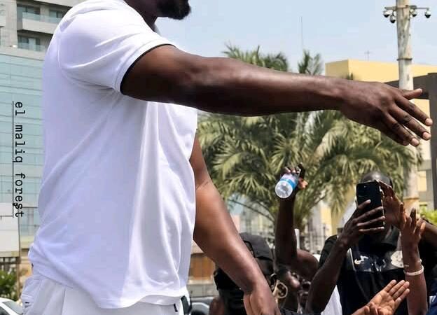 Ousmane Sonko acclamé par des centaines de militants à Dakar lors d&rsquo;une marche politique