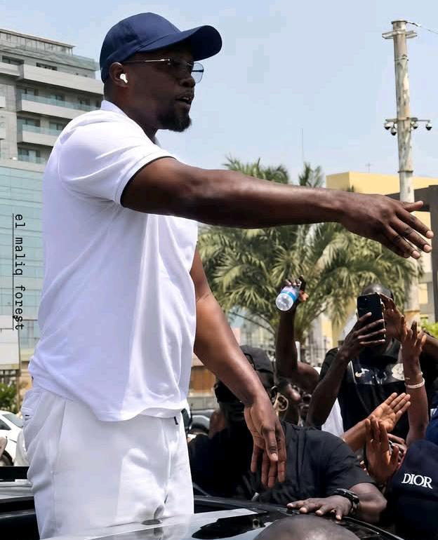 Ousmane Sonko acclamé par des centaines de militants à Dakar lors d&rsquo;une marche politique