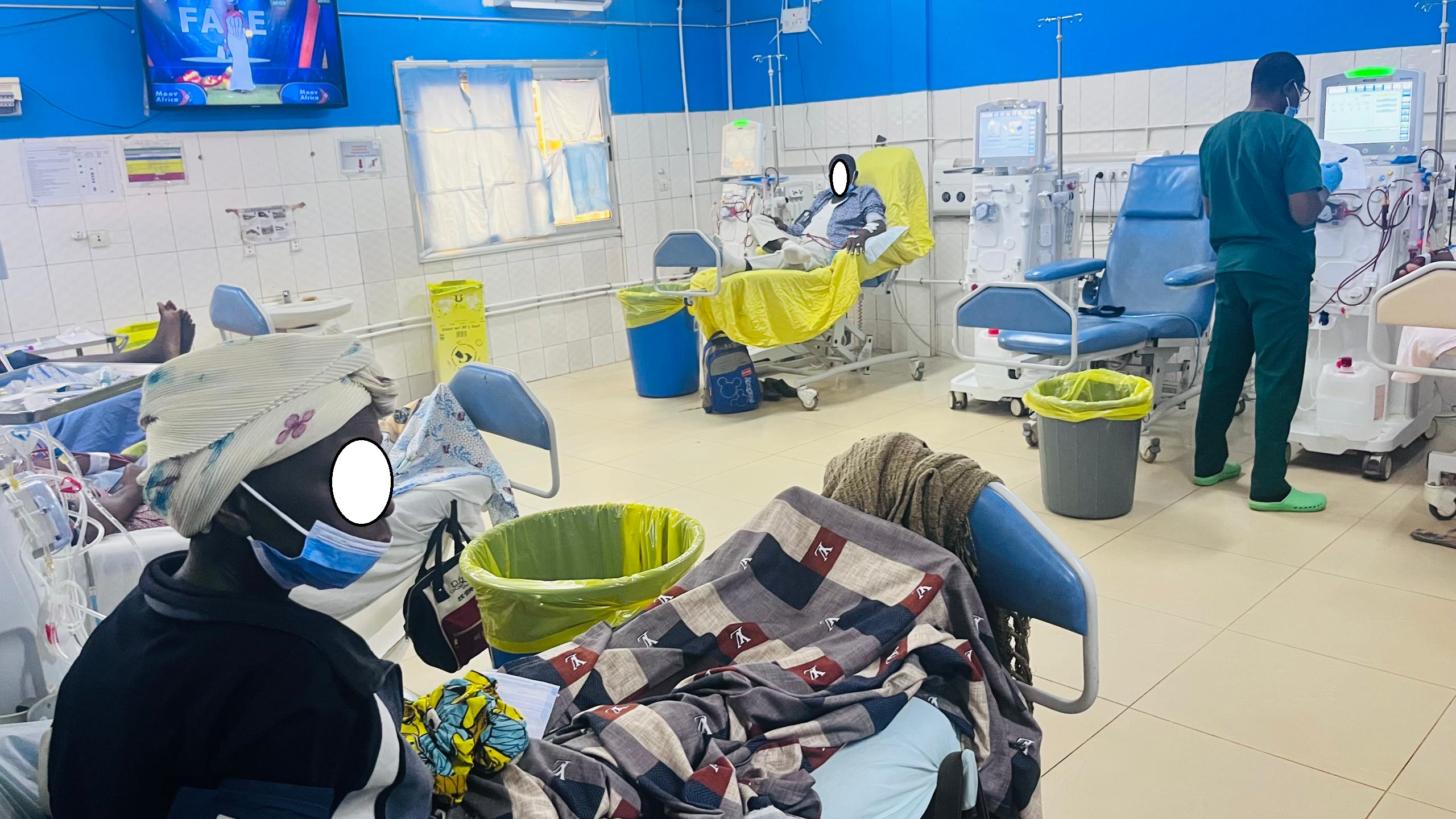 salle de dialyse avec patients et machines