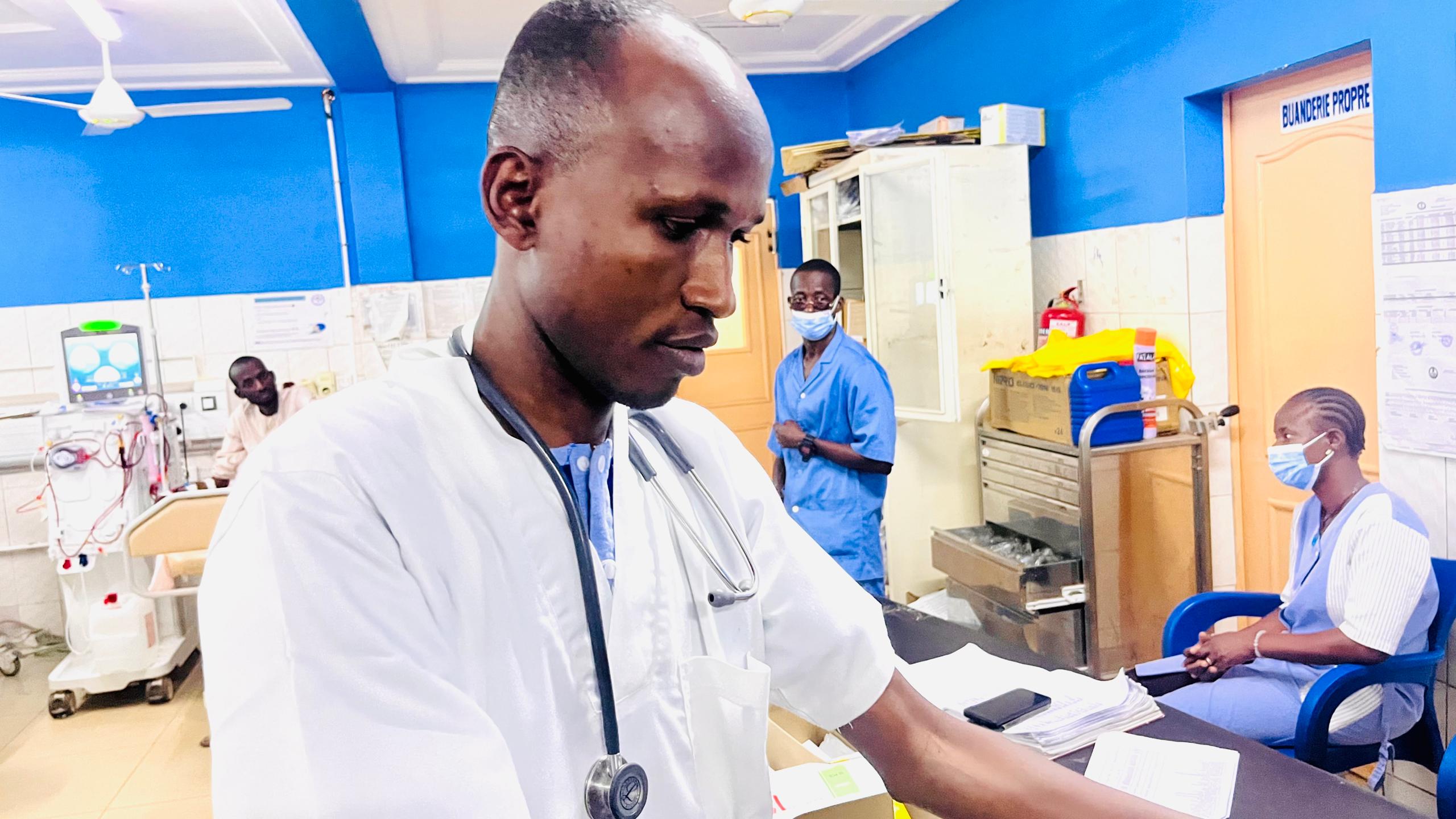médecin néphrologue au travail