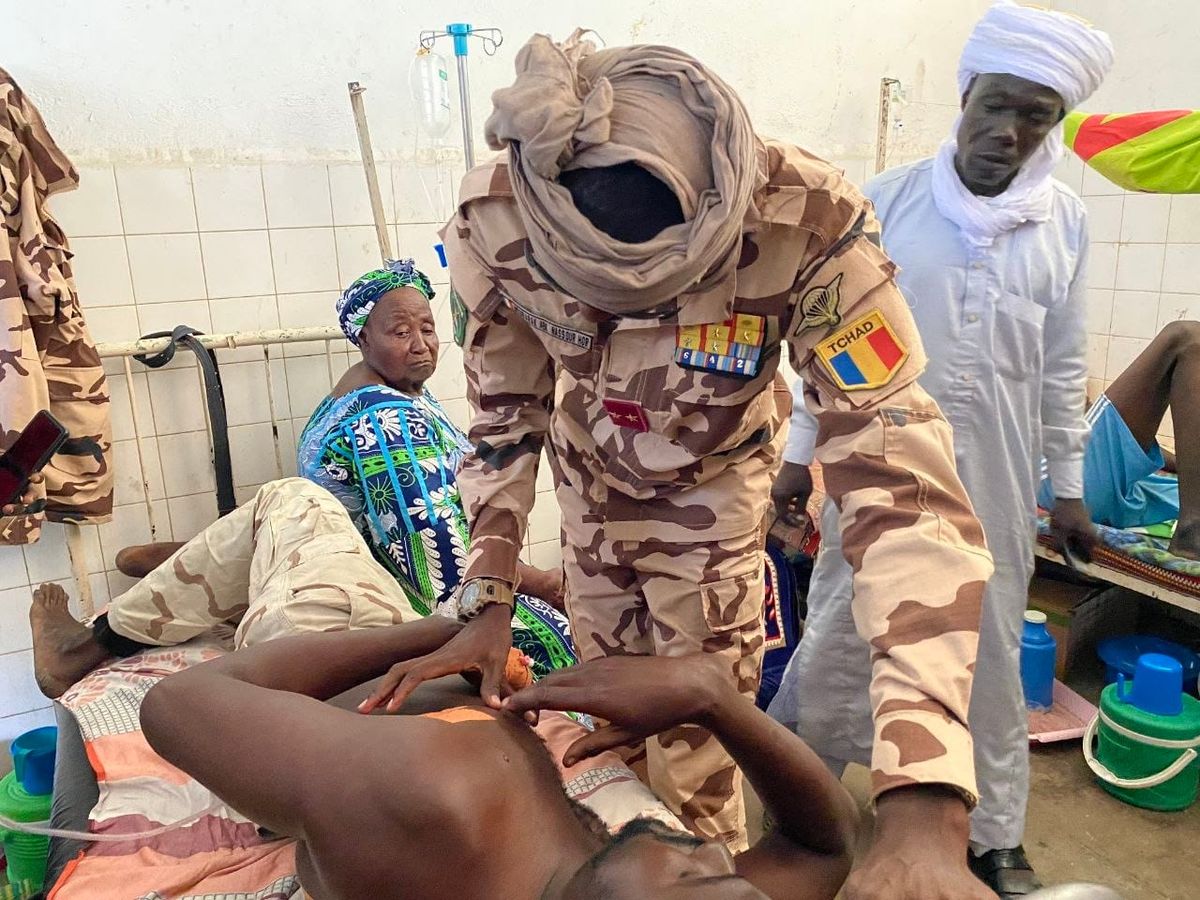 Visite du général Moubarak Abakar Nassour Hor aux soldats blessés de Korbol