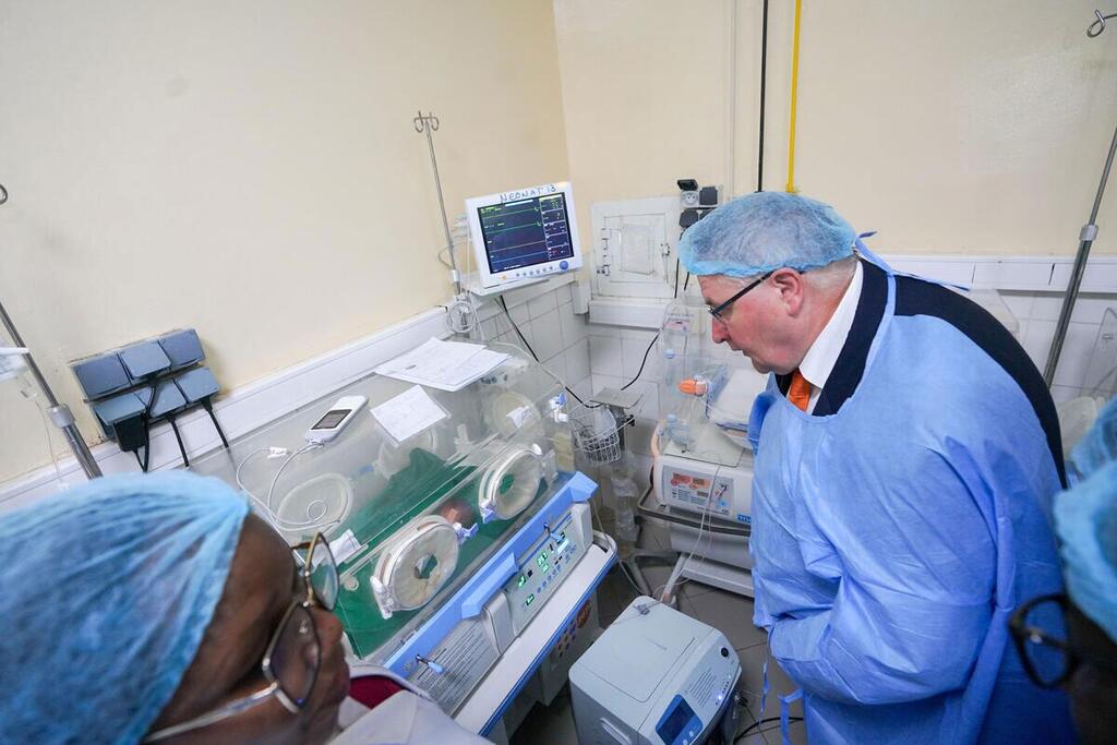 Le directeur exécutif adjoint de l'UNFPA, Andrew Saberton, observe un incubateur dans une maternité au Tchad.