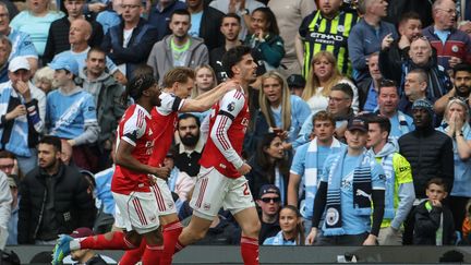 Noni Madueke, Martin Odegaard et Kai Havertz célèbrent leur but face à Manchester City, le 19 avril 2026. (DARREN STAPLES / AFP)