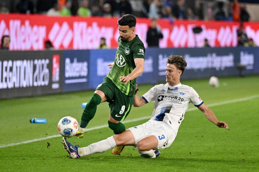 Match tendu entre Wolfsburg et Paderborn lors du barrage aller de Bundesliga