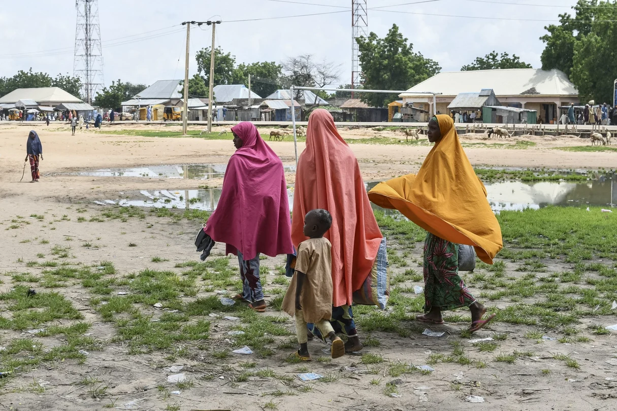 Des survivants et des proches de victimes d'une attaque présumée de Boko Haram dans la ville de Babban Gide au Nigeria