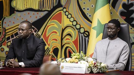Le Premier ministre sénégalais Ousmane Sonko (à gauche) et le président Bassirou Diomaye Faye (à droite) assistent à une cérémonie au palais présidentiel de Dakar, le 16 octobre 2025.