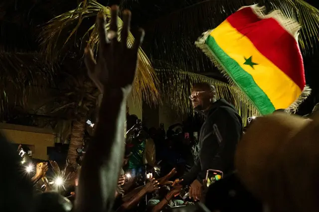 Ousmane Sonko est acclamé par ses partisans à son arrivée à son domicile de Dakar le 23 mai 2026
