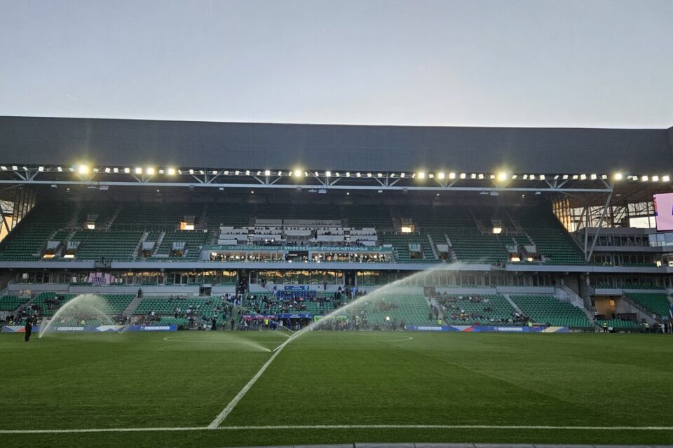 Vue du stade Geoffroy-Guichard à Saint-Étienne, prêt à accueillir le match de barrage