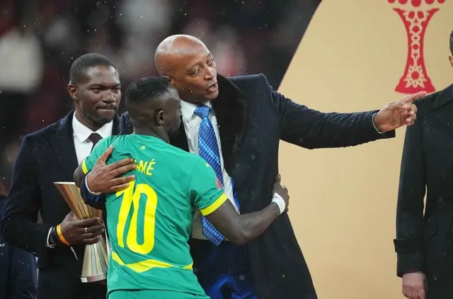 Sadio Mané et Patrice Motsepe lors de la finale