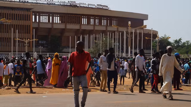 Des Nigériens participant à une séance de recrutement pour intégrer les Domol Leydi, milice civile chargée de la sécurité locale au Niger.