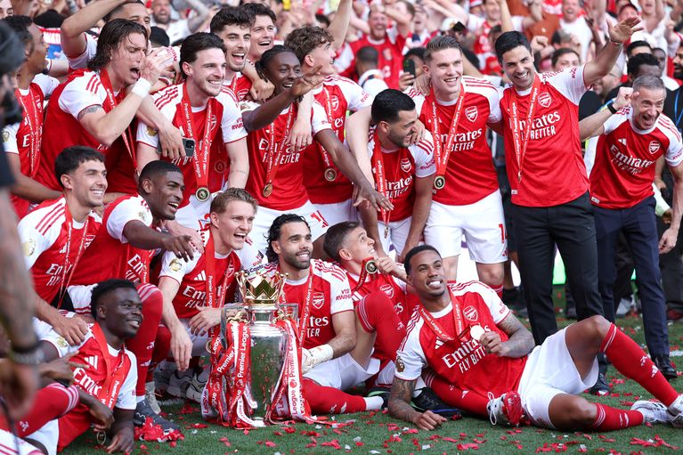 Arsenal soulève enfin le trophée de la Premier League.