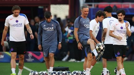 Luis Enrique entouré des joueurs du PSG à Budapest avant la finale