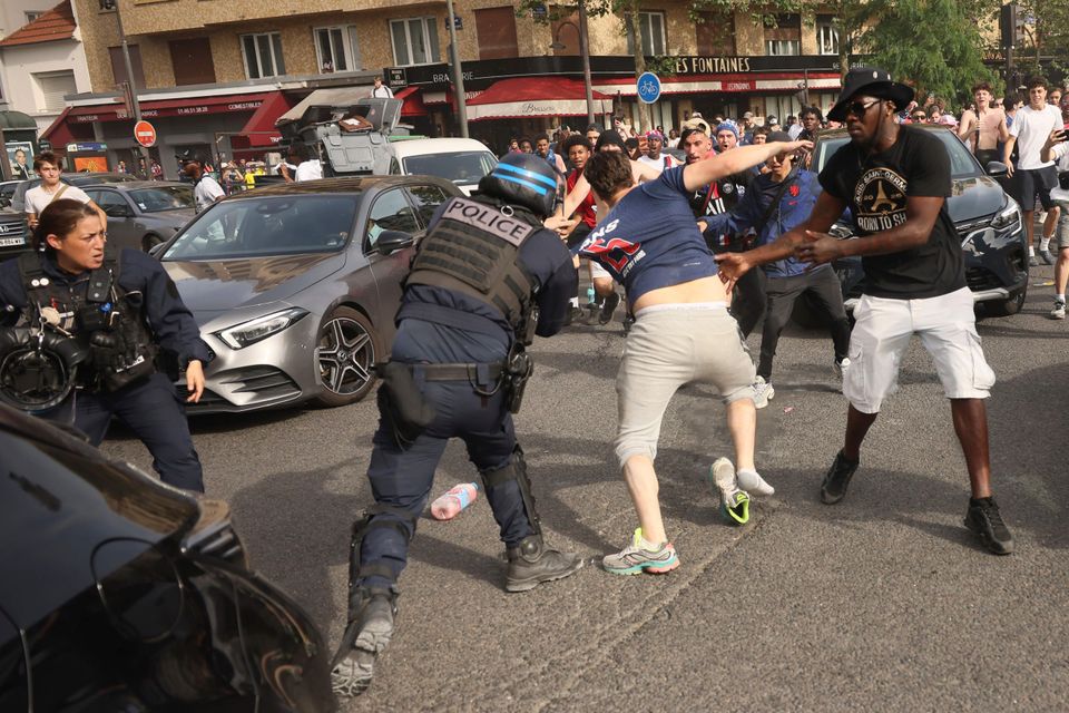 Échanges tendus près du Parc des Princes