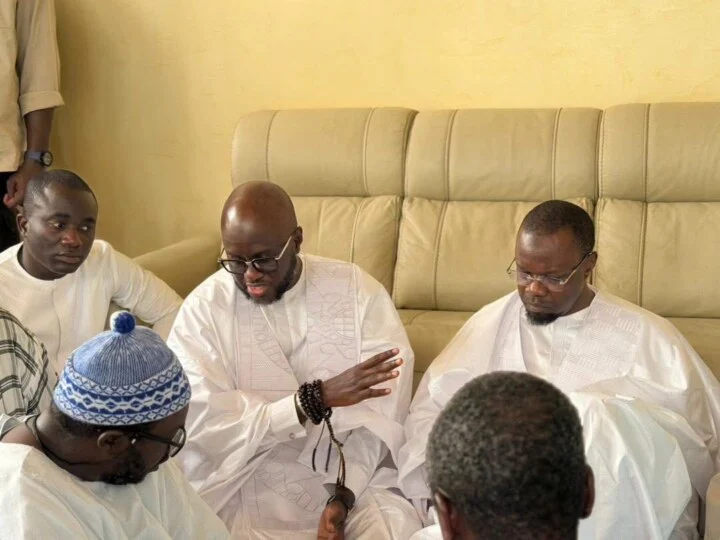 Ousmane Sonko en larmes à Touba Touba : Le dernier adieu de Ousmane Sonko à « son père », Serigne Cheikh Saliou Mbacké (photos)
