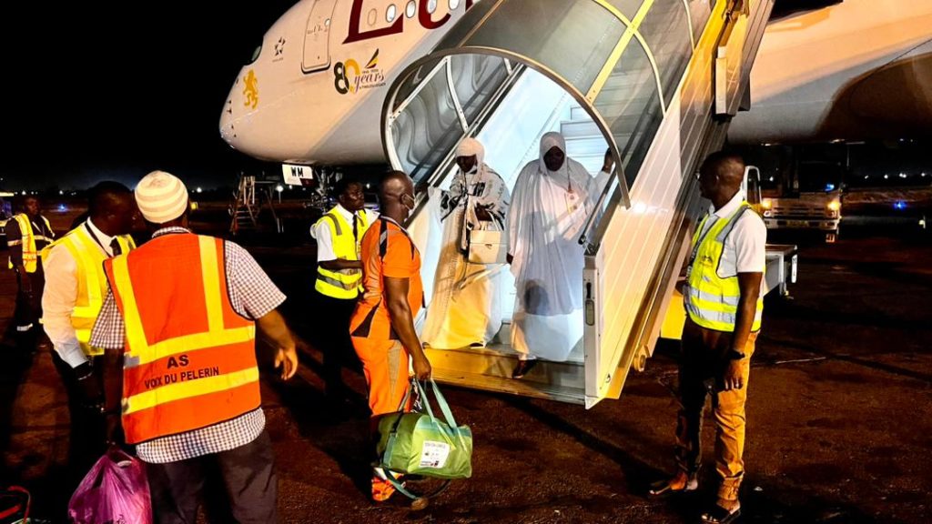 Premier vol retour des pèlerins du hadj 2026 à Ouagadougou : retour en images et témoignages