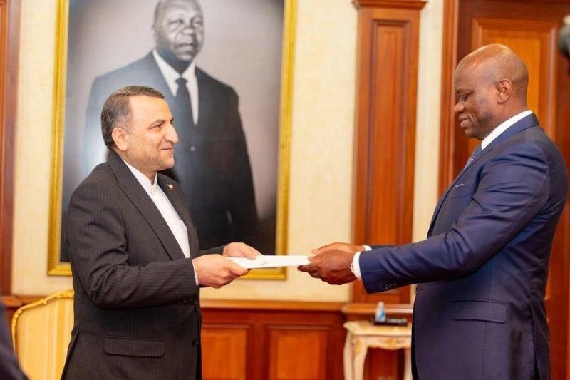 Cinq nouveaux ambassadeurs officiellement accrédités au Gabon