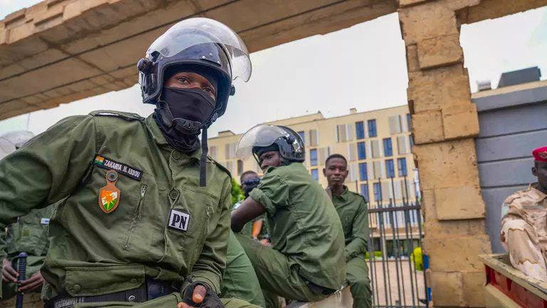 Niger: onze militaires et deux civils tombent lors d&rsquo;une attaque contre l&rsquo;aéroport de Niamey