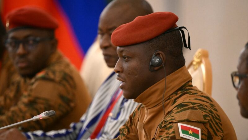 Le Burkina Faso coupe ses liens diplomatiques avec Paris, la France riposte