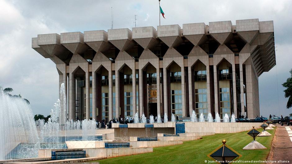 Cameroun : l&rsquo;État reprend la main sur la collecte des impôts locaux