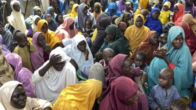 Nigeria: plus de 400 ex-otages de Boko Haram remis aux autorités