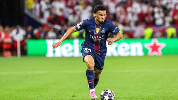 Warren Zaïre-Emery en action lors d'un match de Ligue des champions avec le PSG