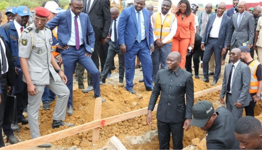 Le président Oligui Nguema lors de l'inauguration d'un chantier de logements sociaux à Bikélé
