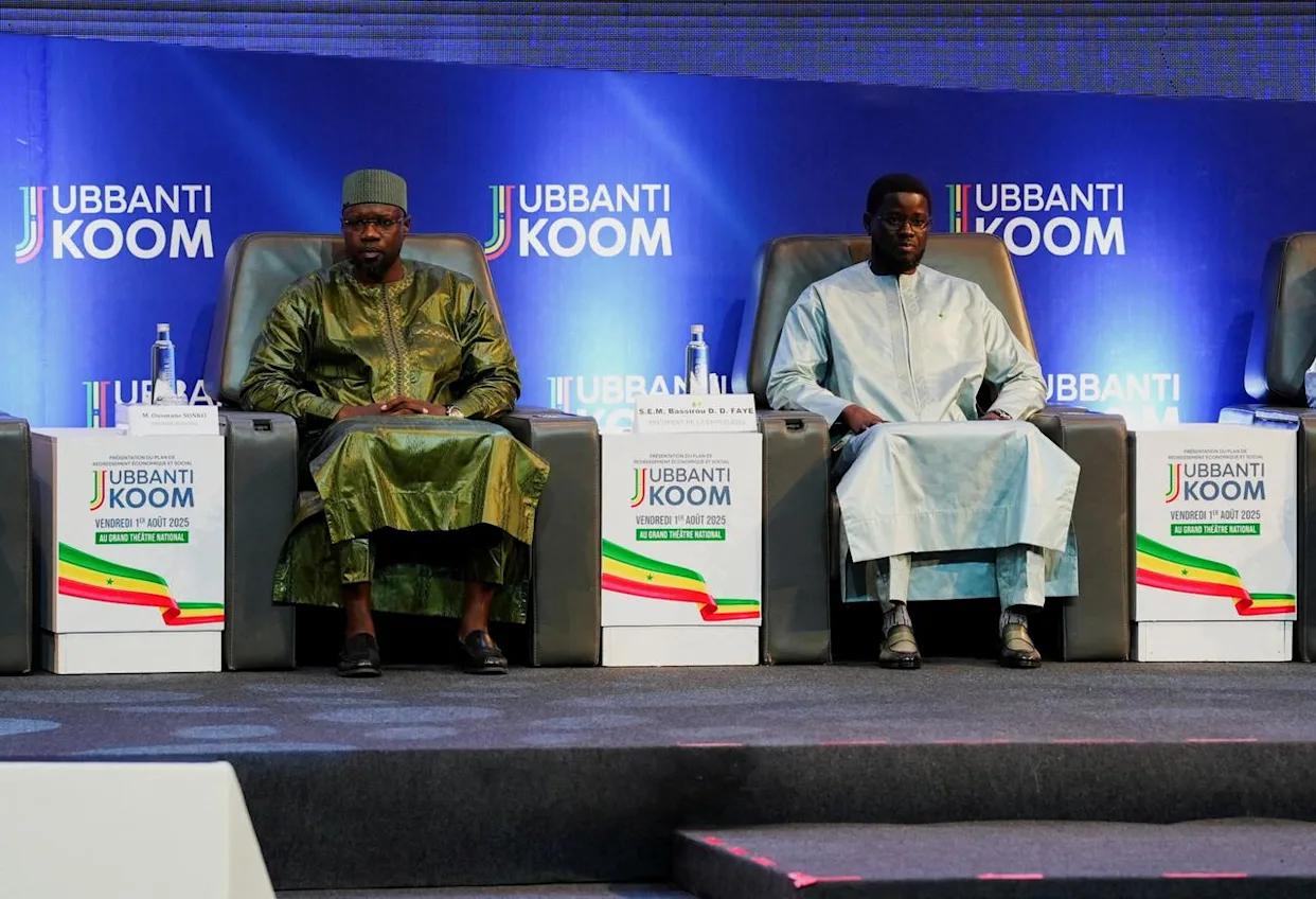 Portrait d’Ousmane Sonko et Bassirou Diomaye Faye lors d’un discours