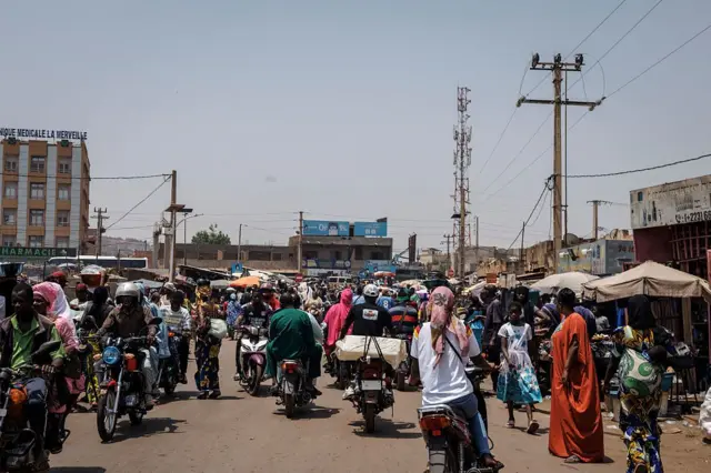 Scène d'un marché malien, symbole de la vie quotidienne affectée par l'insécurité