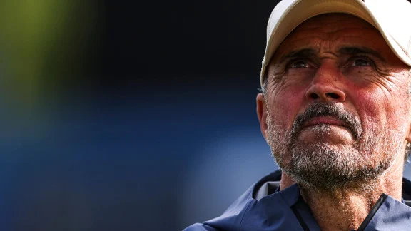 Luis Enrique, entraîneur du PSG, en discussion stratégique