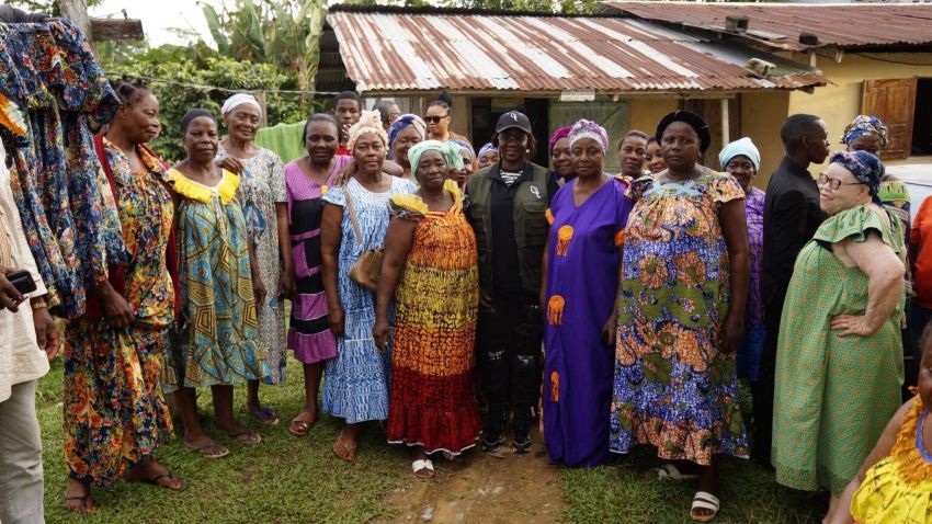 La ministre Marcelle Ibinga échange avec des femmes locales dans le Woleu-Ntem