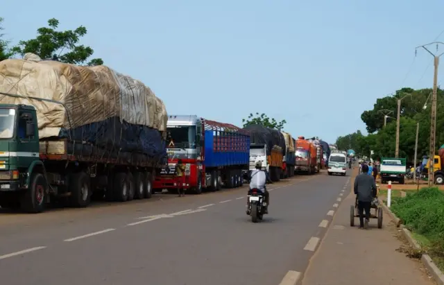 Signature d'accords entre délégations du Niger et du Bénin à Cotonou, marquant un tournant dans les relations bilatérales