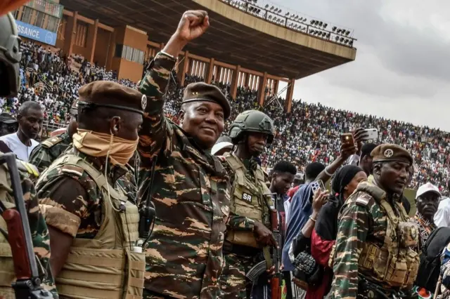 Manifestations à Niamey après le coup d'État de 2023, illustrant le contexte géopolitique tendu