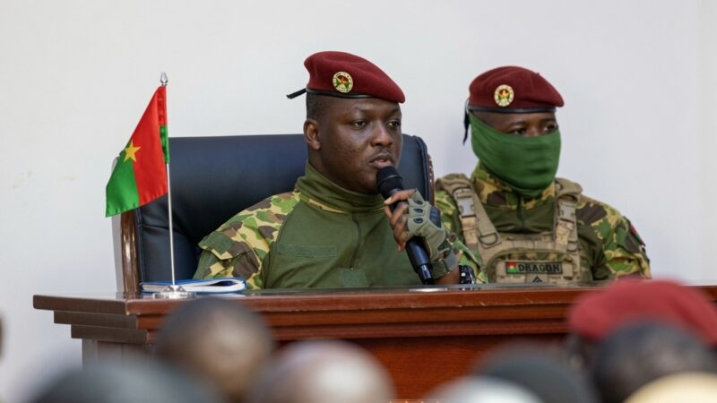 Burkina Faso : le régime de Traoré durcit le contrôle des médias après l&rsquo;amende de Canal+