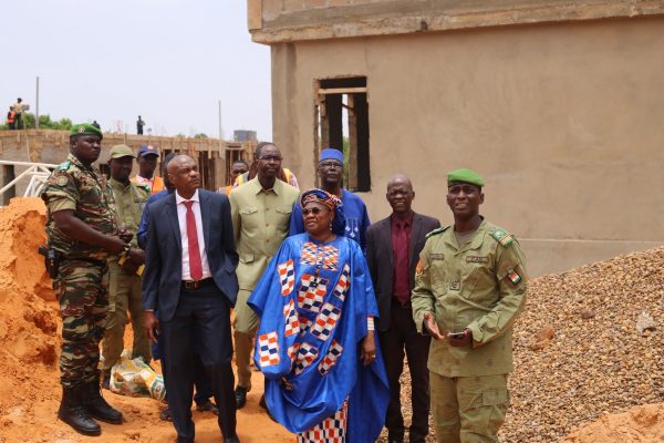 Collège scientifique de Niamey : la ministre shérif inspecte le chantier en construction